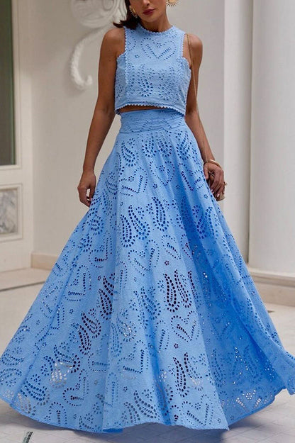 Conjunto de duas peças com bordado e saia de cintura alta com bolsos