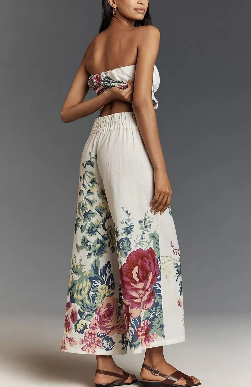 Look de verão com blusa elástica e calça de cintura alta