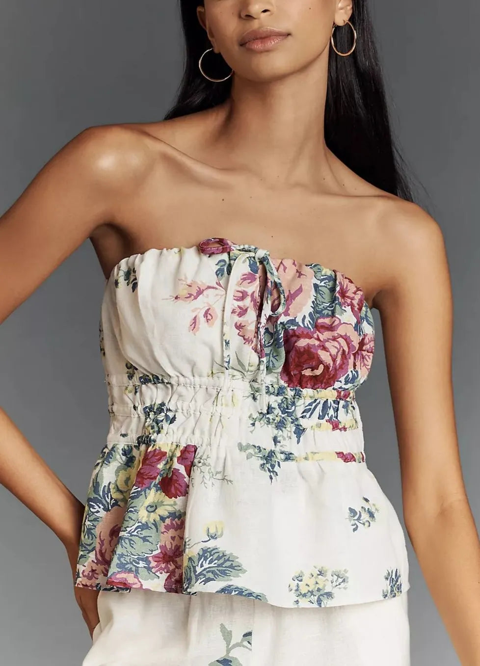 Look de verão com blusa elástica e calça de cintura alta